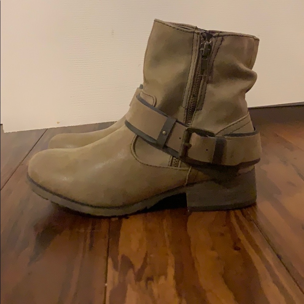Women’s boots size 6